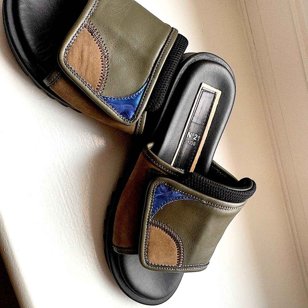 Nº21 Kids
Leather  sandals, size 32